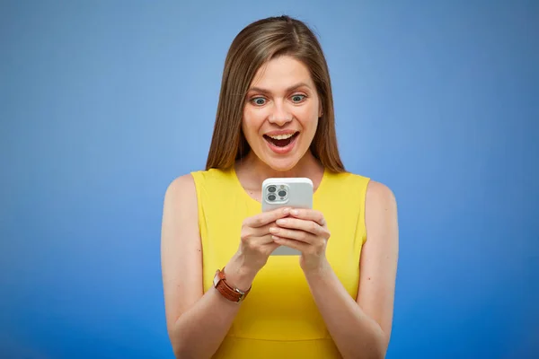 Šťastná Mladá Dáma Žlutých Šatech Hledá Chytrém Telefonu Izolovaný Ženský — Stock fotografie