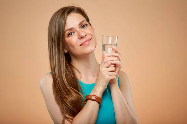 Frauenporträt Junge Dame Azurblauem Kleid Mit Wasserglas Isoliert Auf Pfirsichfarbenem — Stockfoto