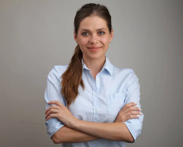 Uśmiechnięta Kobieta Skrzyżowanymi Ramionami Niebieskiej Koszuli Portret Kobiety Biznesu — Zdjęcie stockowe