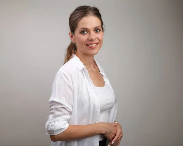 Glimlachende Vrouw Met Een Wit Shirt Met Gevouwen Handen Geïsoleerd — Stockfoto