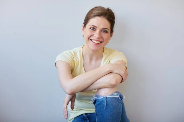 Smiling Woman Sits Her Back Wall Dressed Casual Clothes Isolated — Stock Photo, Image