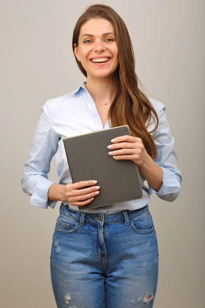 老师或学生快乐的女孩拿着书本 孤立的女性肖像 大大的笑着带着牙齿 — 图库照片