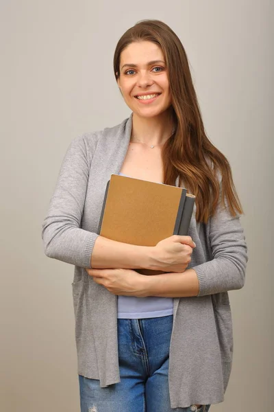 Lachende Student Gelukkige Leraar Vrouw Met Boek Geïsoleerd Portret Grijs — Stockfoto