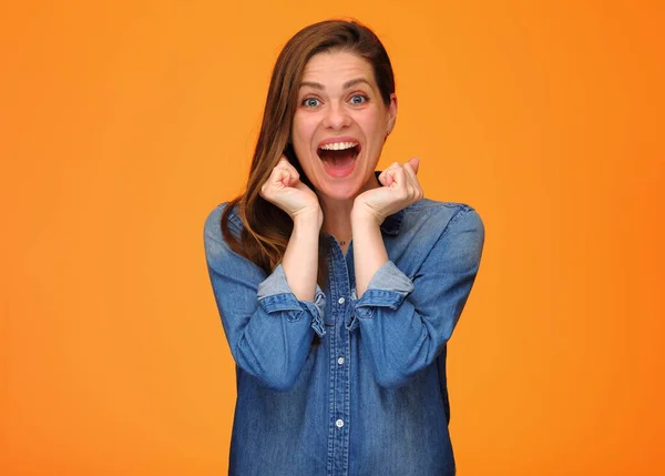 Verbazingwekkende Vrouw Houdt Handen Buurt Van Gezicht Geïsoleerd Geel Oranje — Stockfoto