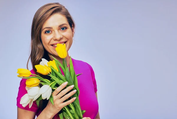 Glimlachend Meisje Rode Jurk Met Gele Witte Tulpen Geïsoleerde Vrouwelijke — Stockfoto