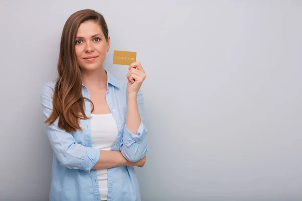 Carte Crédit Main Femme Souriante Aux Cheveux Longs Habillée Chemise — Photo