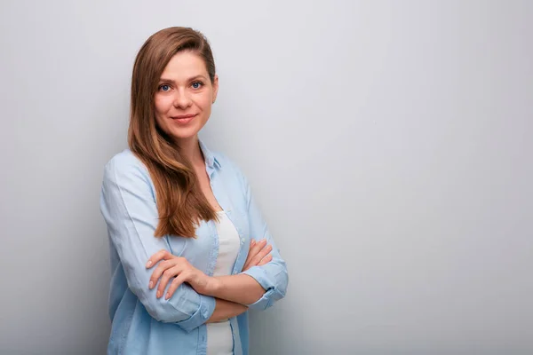 Mujer Sonriente Retrato Aislado Chica Con Los Brazos Cruzados — Foto de Stock