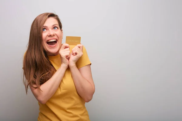 Lycklig Kvinna Med Öppen Mun Tittar Upp Håller Kreditkort Isolerat — Stockfoto