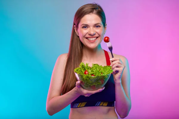 Sonriente Joven Feliz Ropa Deportiva Comiendo Ensalada Verde Tazón Cristal — Foto de Stock