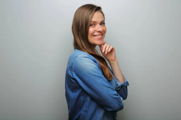 Усміхнена Мислення Жінка Торкається Обличчя Ізольований Портрет Сірому Фоні Стіни — стокове фото