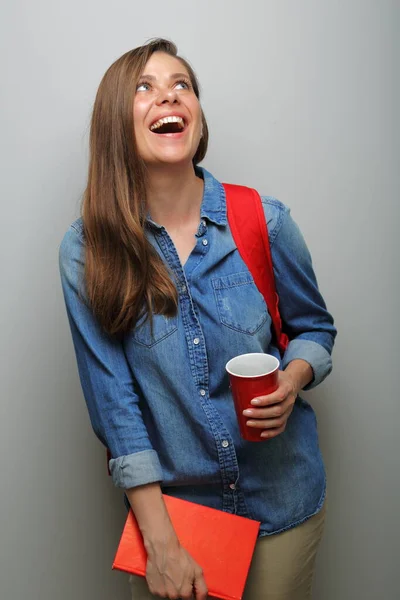 赤いバックパックと赤い本と大きなコーヒーグラスを手にした女子学生が幸せそうです 孤立した女性の肖像 — ストック写真
