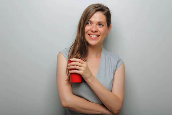 Mujer Sonriente Con Vaso Café Rojo Mirando Hacia Otro Lado — Foto de Stock