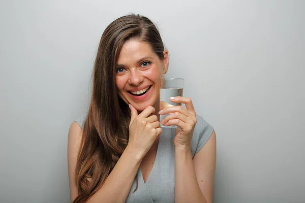 Mujer Sonriente Sosteniendo Vidrio Agua Retrato Femenino Aislado — Foto de Stock
