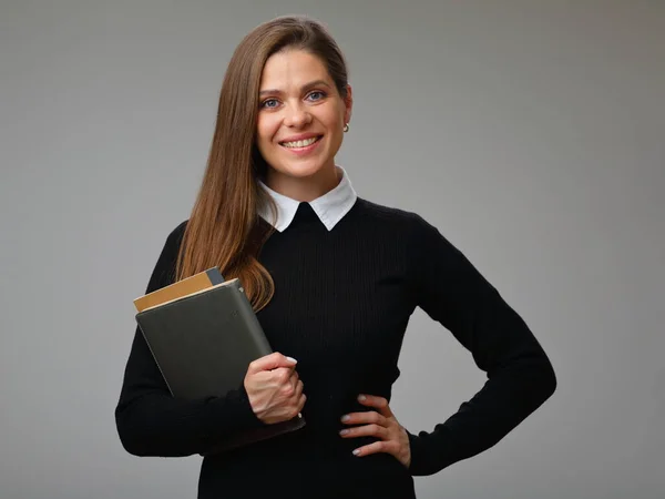 Glimlachende Zakenvrouw Zwart Zakenpak Met Witte Kraag Lang Haar Holding — Stockfoto