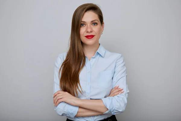 Mujer Sonriente Con Camisa Azul Pie Con Los Brazos Cruzados — Foto de Stock