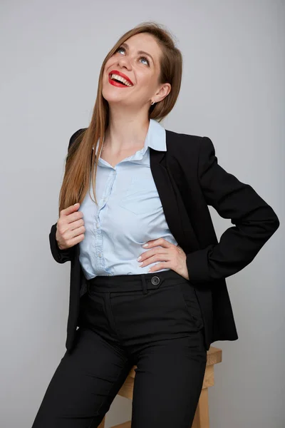 Usmívající Žena Černém Obleku Sedí Vysoké Stoličce Dívá Jinam Mladá — Stock fotografie