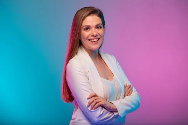 Mutlu Gülümseyen Kadını Portresi Çapraz Kollar Neon Işıklar Çok Renkli — Stok fotoğraf
