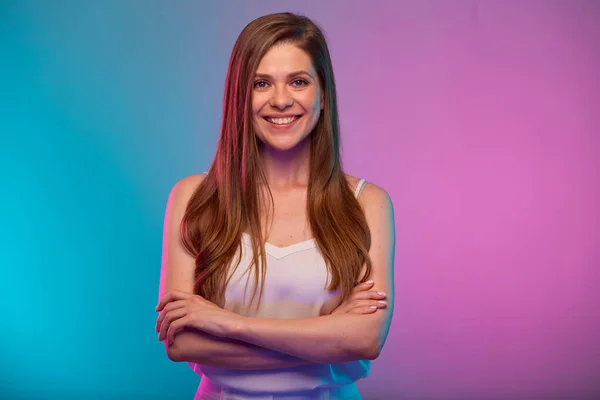 Kolları Çapraz Duran Gülümseyen Kadın Neon Işıklı Portre Renk Efekti — Stok fotoğraf