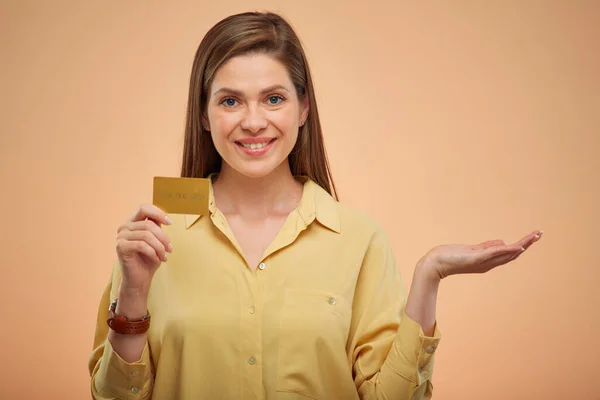 Mulher Sorridente Segurando Cartão Crédito Mão Vazia Retrato Isolado Fundo — Fotografia de Stock
