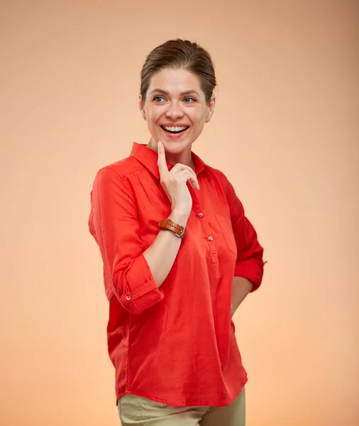 Glücklich Denkende Junge Frau Roten Hemd Die Isoliert Wegschaut — Stockfoto