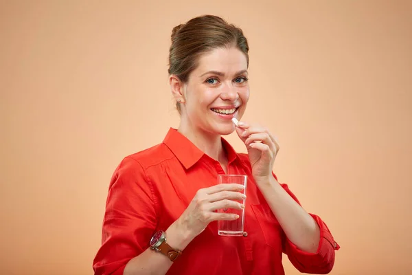 笑顔の女性の孤立した肖像薬を食べて 水を飲む — ストック写真