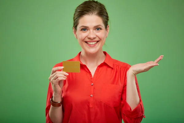 Mujer Sonriente Sosteniendo Tarjeta Crédito Oro Retrato Aislado Verde —  Fotos de Stock