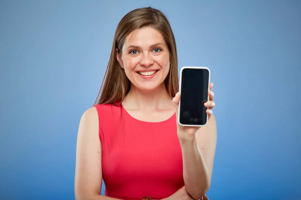 Usmívající Žena Červených Šatech Drží Smartphone Velkou Obrazovkou Izolovaná Žena — Stock fotografie