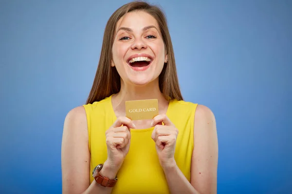 Mujer Joven Hppy Sonriendo Sosteniendo Tarjeta Crédito Oro Retrato Femenino —  Fotos de Stock