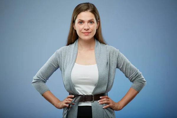 Glimlachende Gelukkige Vrouw Casual Geïsoleerd Portret Met Handen Taille — Stockfoto