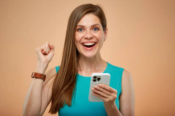 Usmívající Žena Vítěz Zvedl Ruku Nahoru Drží Smartphone Izolovaný Portrét — Stock fotografie