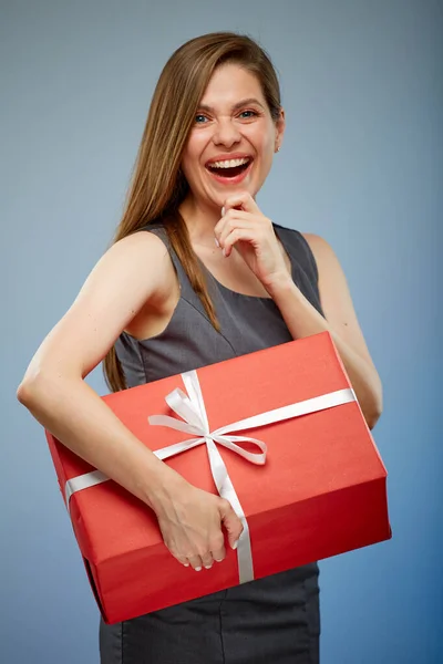 Szczęśliwa Kobieta Sukience Biznesowej Trzymająca Duże Pudełko Prezentów Odizolowane Kobieta — Zdjęcie stockowe