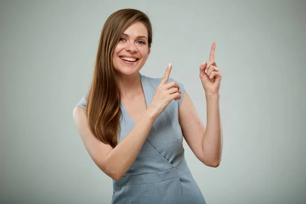 Leende Affärskvinna Som Pekar Finger Uppåt Isolerat Porträtt Grått Stockbild