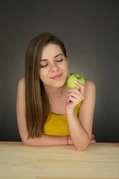 Vrouw Aan Tafel Met Gesloten Ogen Groene Appel Natuurlijke Vrouwelijke Rechtenvrije Stockfoto's