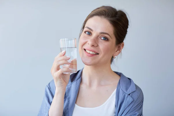 Glücklich Lächelnde Frau Schlafanzug Die Wasser Oder Etwas Getränk Glas Stockfoto