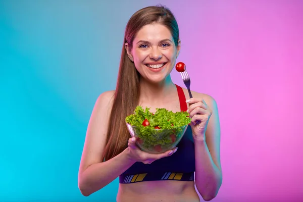Χαμογελώντας Ευτυχισμένη Νεαρή Γυναίκα Στα Αθλητικά Τρώγοντας Πράσινη Σαλάτα Γυάλινο Εικόνα Αρχείου