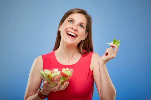 Joven Dama Sonriente Rojo Comiendo Ensalada Verde Con Las Manos Fotos de stock libres de derechos
