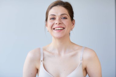 Çıplak omuzlu gülümseyen kadın. Uzun saç ve kısa saç elbisesi.