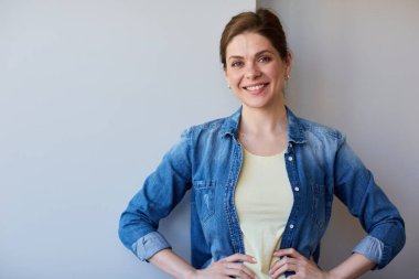 Mavi gömlekli mutlu kadın düşünüyor ve gülümsüyor..