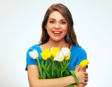 Önünde lale buketi tutan mutlu bir kadın. Büyük bir gülümseme ile izole edilmiş kadın portresi.