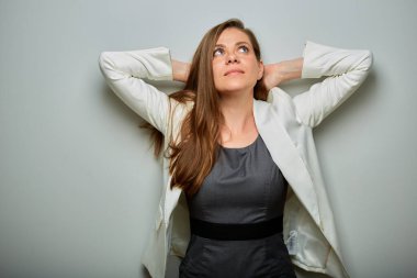 Elleri boynun arkasında dinlenen ve rüya gören kadın, izole edilmiş kadın portresine bakıyor..