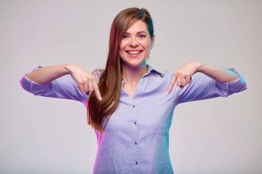 Gülümseyen iş kadını izole edilmiş portreyi işaret ediyor. Renk filtresiyle fotoğraf.