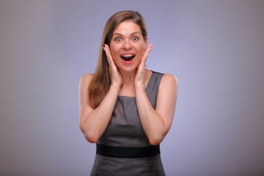 Ağzı ve elleri açık hayret bir kadın, iş kadını, öğretmen ya da yetişkin bir öğrenci tarafından izole edilmiş kadın portresi..