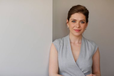 Kısa saçlı bir iş kadını. izole edilmiş resim.