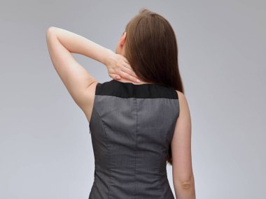 Sırtı ağrıyan ve boynuna dokunan bir kadın. izole edilmiş resim.