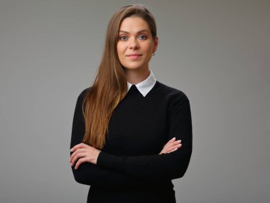 Gülümseyen mutlu öğretmen ya da siyah elbiseli öğrenci kadın kolları çapraz duran, izole edilmiş kadın portresi.