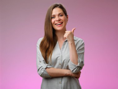 Mutlu kadın başparmağını kaldırıyor, izole edilmiş kadın portresi..