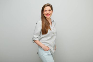 Gülümseyen kadın, cebinde el ele duran, izole edilmiş kadın portresi, pantolon giymiş genç bayan ve gri gömlekli..