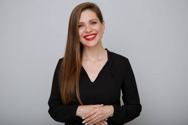 Siyah gömlekli gülümseyen iş kadını elleri bağlı, gri arka planda izole edilmiş kadın portresi..