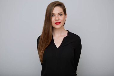 Siyahlı gülümseyen iş kadını arkasında el ele tutuşuyor, izole kadın ofis çalışanı portresi..