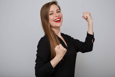 İzole kadın güç konsepti portresi. Gülümseyen iş kadını kollarını büküyor..